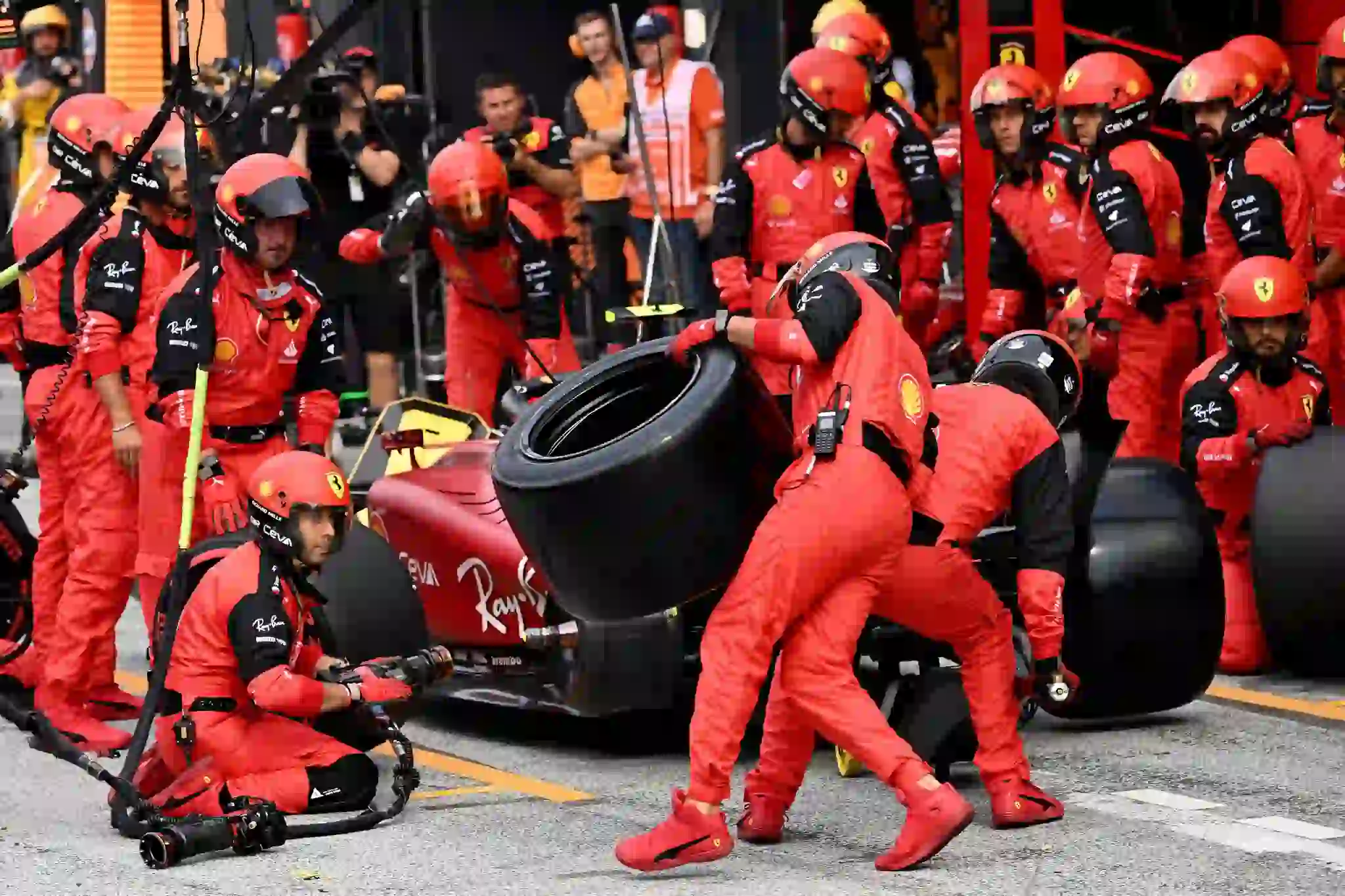 Syarat Menjadi Tukang Ganti Ban di Formula F1